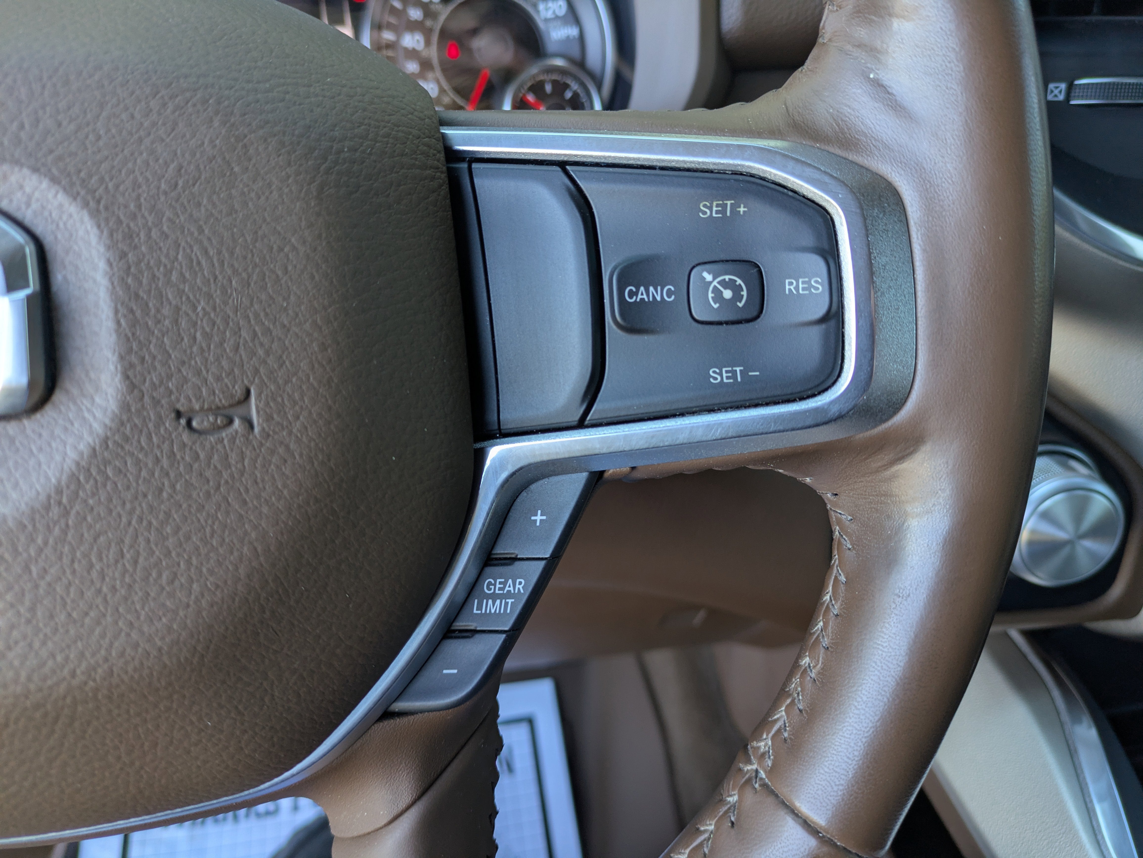 2020 RAM 1500 Laramie Crew Cab 4x4 5'7' Box