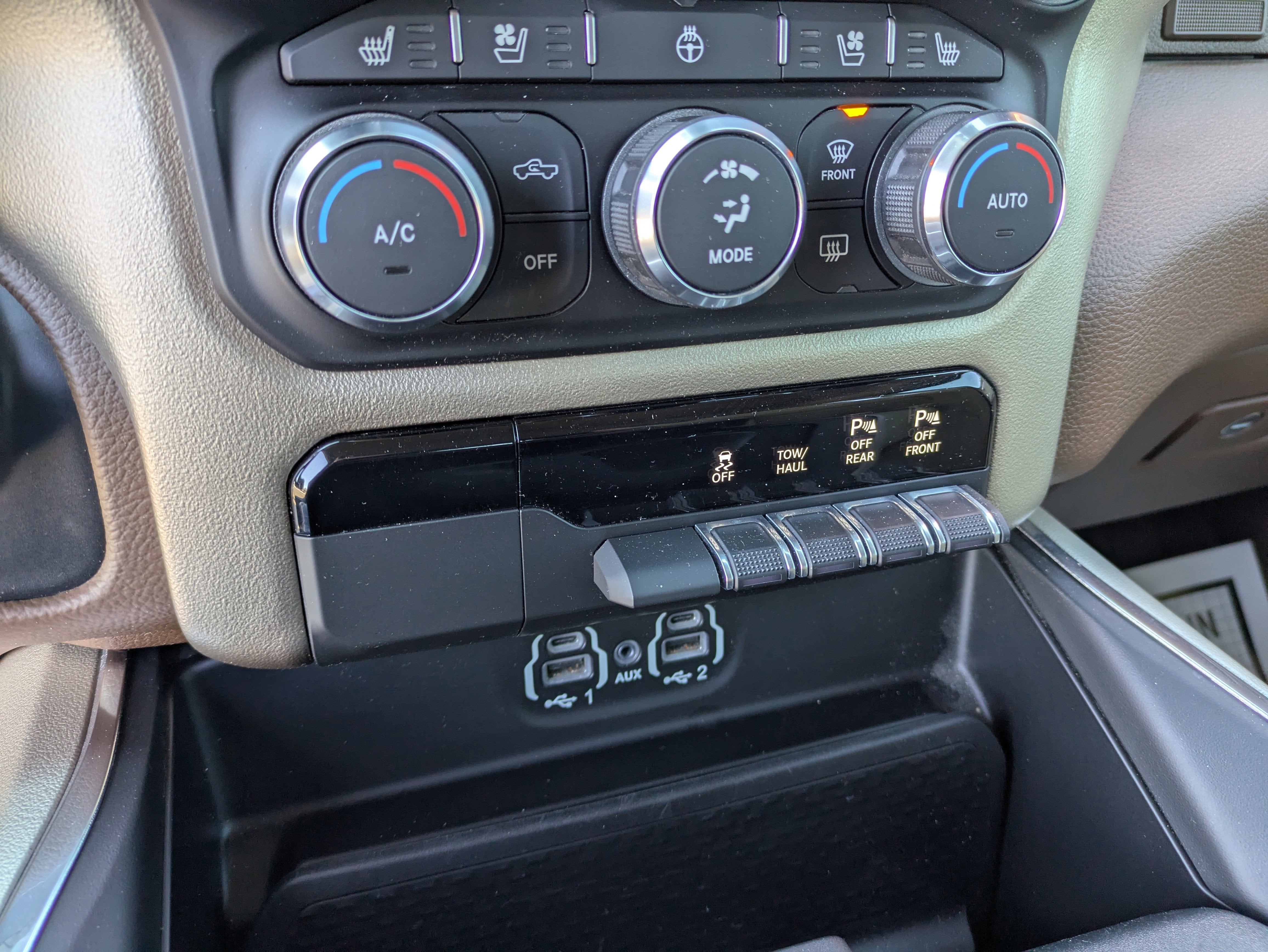 2020 RAM 1500 Laramie Crew Cab 4x4 5'7' Box