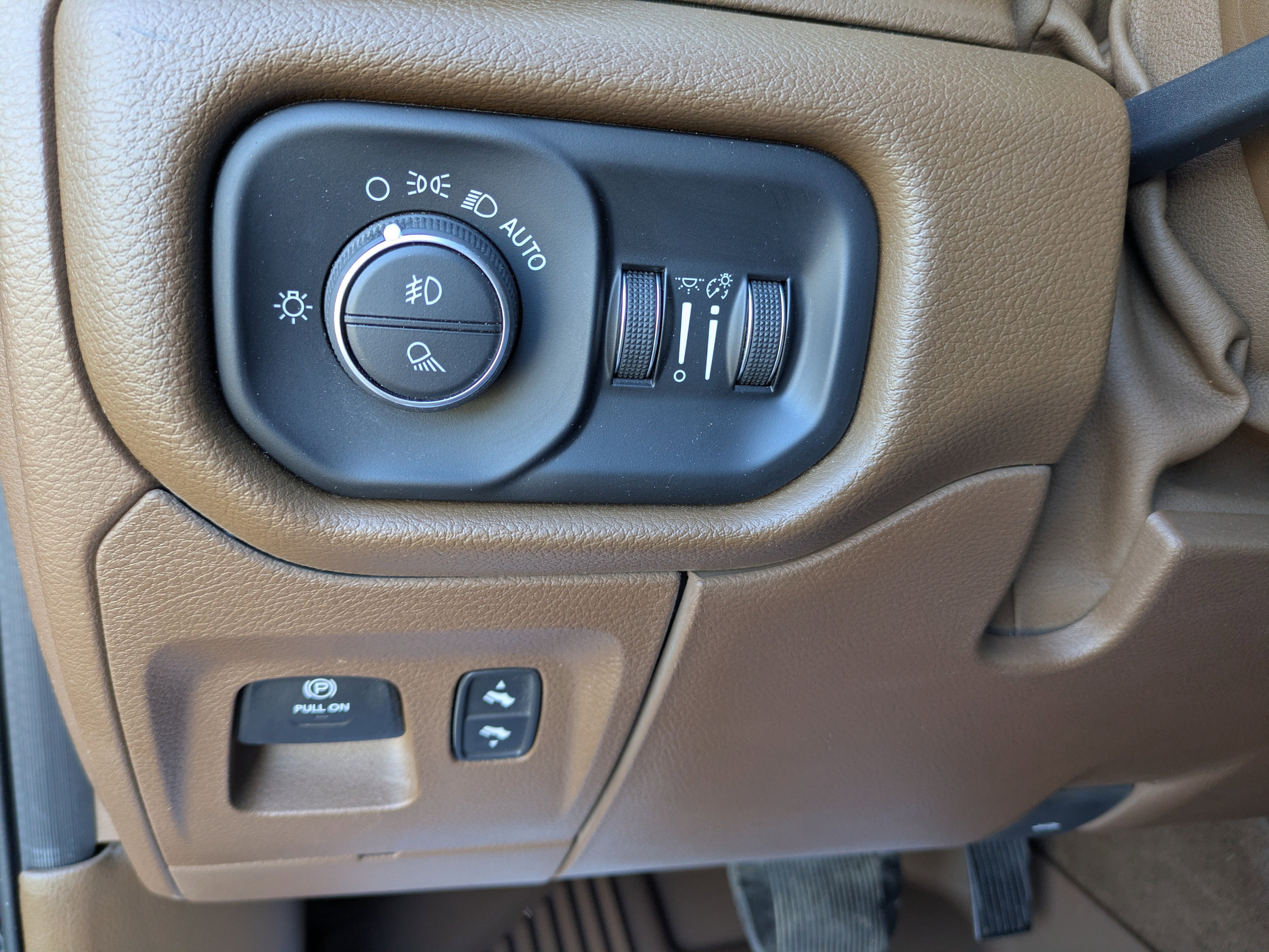 2020 RAM 1500 Laramie Crew Cab 4x4 5'7' Box